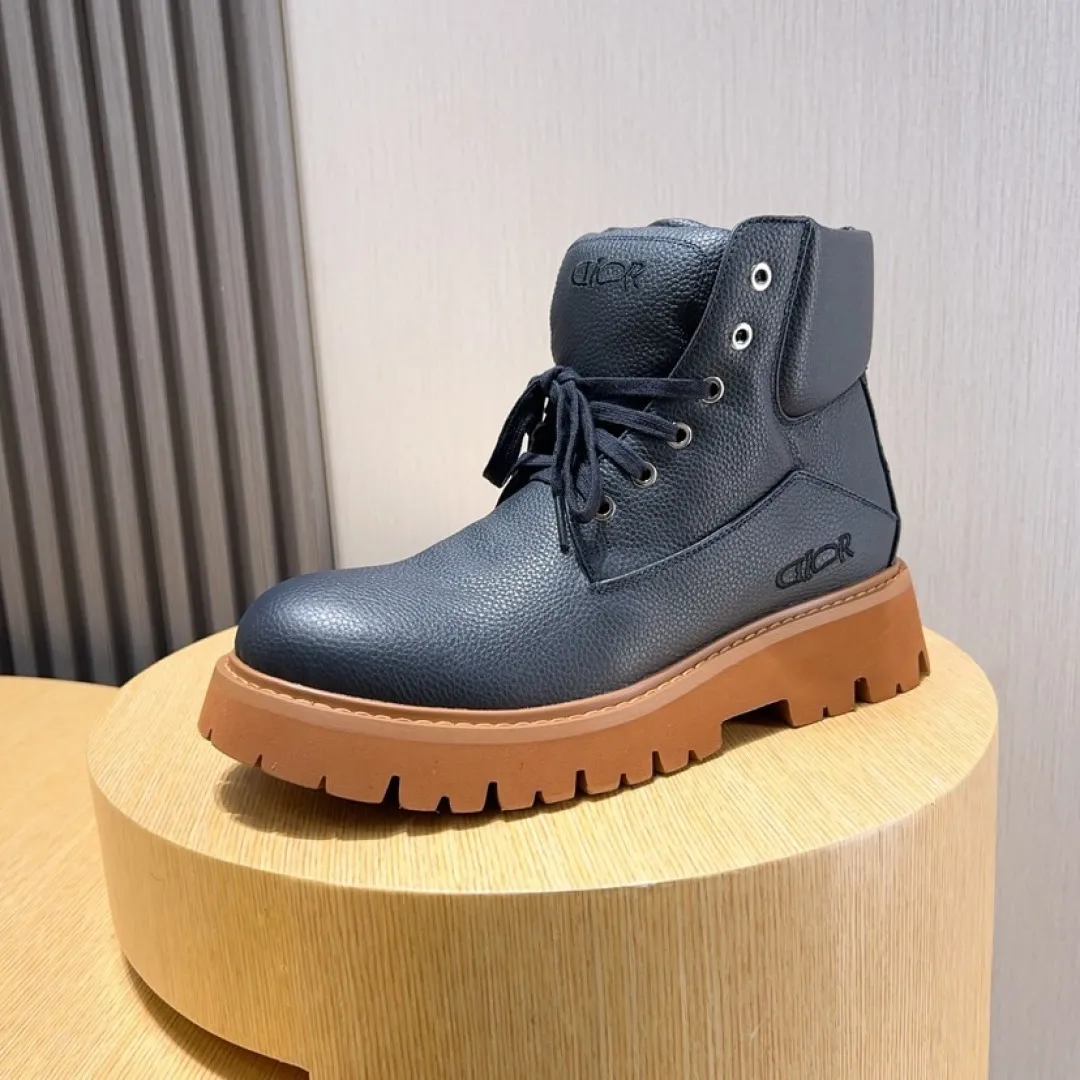 Factory P580💰[Dior] Dior ✨ is online simultaneously👏 This latest popular men's boots for autumn and winter are new products in the series and continue Di*r's classic style. The upper is made of original first-layer cowhide and matched with the original anti-slip and wear-resistant rubber outsole. The rear shoe collar and heel are equipped with brand iconic details to enhance the style. Fashionable and versatile. Create a casual look. Size: 38-44 (45 customized)